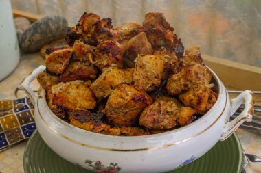 Bir tabakta şişler yakın.