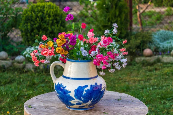 Kwiaty Łąki Wazonie Porcelanowej — Zdjęcie stockowe