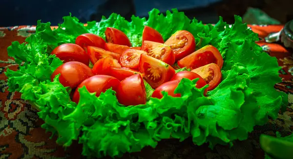 Dish Sliced Red Tomatoes Laid Leaves Green Salad — Stock Photo, Image