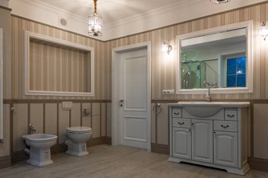 Banyo seramik fayanslarla çevrili. Tesisatı ve aynası var..