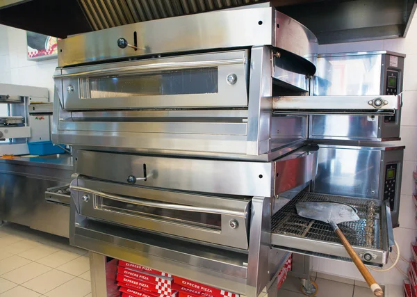 Cucina, elettrodomestici da cucina, forno per pizza — Foto Stock