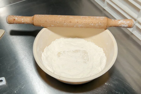 Cozinha, aparelhos de cozinha, forno de pizza — Fotografia de Stock