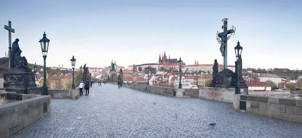 Praga, vistas a la ciudad, excursiones, viajes, paisaje urbano — Foto de Stock