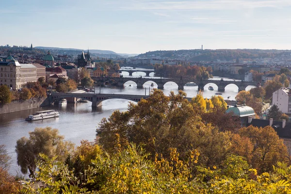 Praga, vistas a la ciudad, excursiones, viajes, paisaje urbano — Foto de Stock