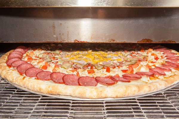 Pizza molto grande, cottura pizza, forno per pizza — Foto Stock