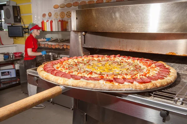 Very large pizza, cooking pizza, pizza oven — Stock Photo, Image