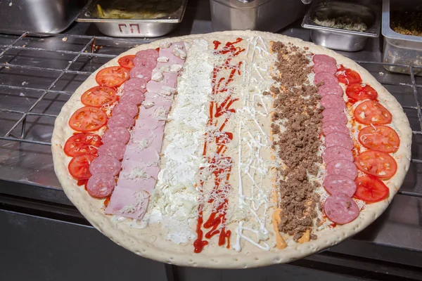 Mycket stor pizza, matlagning pizza, pizzaugn — Stockfoto