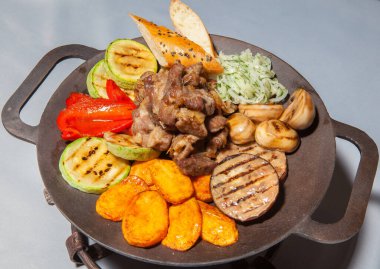 Kafkas mutfağı, khachapuri, lobi, şiş lik, kilise, adzhabsandal, khinkali, mutfak, yemek hazırlama, aşçı becerisi, şef, lezzetli yemekler.