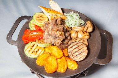 Kafkas mutfağı, khachapuri, lobi, şiş lik, kilise, adzhabsandal, khinkali, mutfak, yemek hazırlama, aşçı becerisi, şef, lezzetli yemekler.