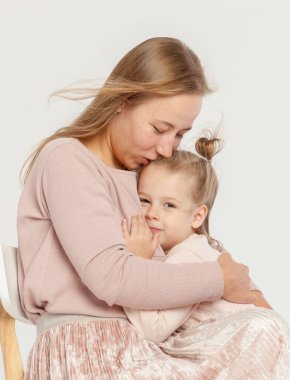 Aile, anne, baba, ben, balonlar, çocuklu genç bir ailenin doğum gününde fotoğraf çekimi.