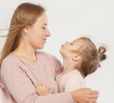 Aile, anne, baba, ben, balonlar, çocuklu genç bir ailenin doğum gününde fotoğraf çekimi.