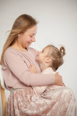 Aile, anne, baba, ben, balonlar, çocuklu genç bir ailenin doğum gününde fotoğraf çekimi.