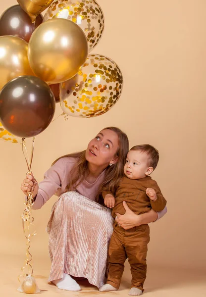 Rodzina Mama Tata Balony Zdjęcia Młodej Rodziny Dziećmi Okazji Urodzin — Zdjęcie stockowe