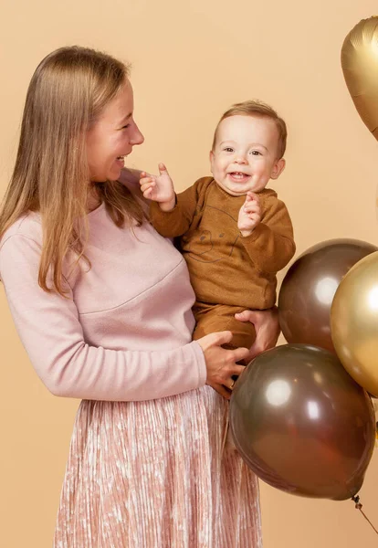 Rodzina Mama Tata Balony Zdjęcia Młodej Rodziny Dziećmi Okazji Urodzin — Zdjęcie stockowe