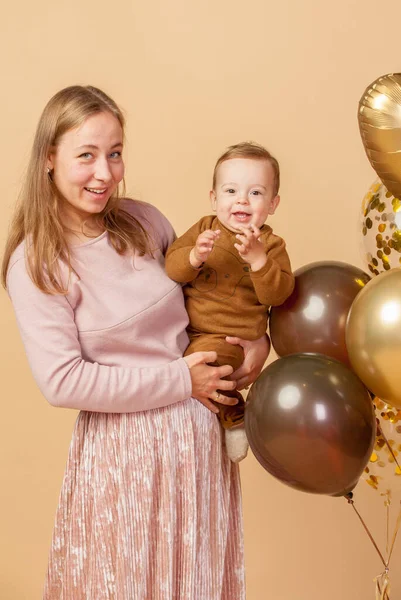 Rodzina Mama Tata Balony Zdjęcia Młodej Rodziny Dziećmi Okazji Urodzin — Zdjęcie stockowe