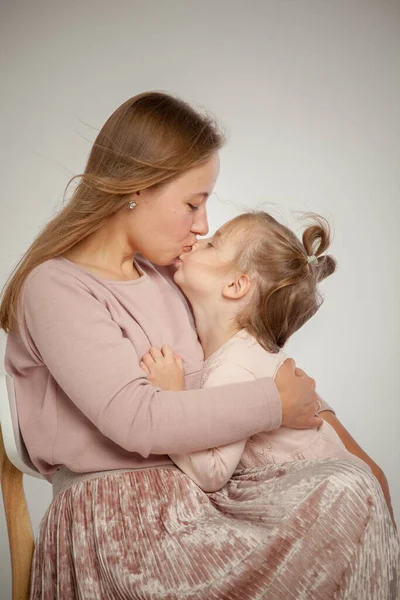 Aile, anne, baba, ben, balonlar, çocuklu genç bir ailenin doğum gününde fotoğraf çekimi.