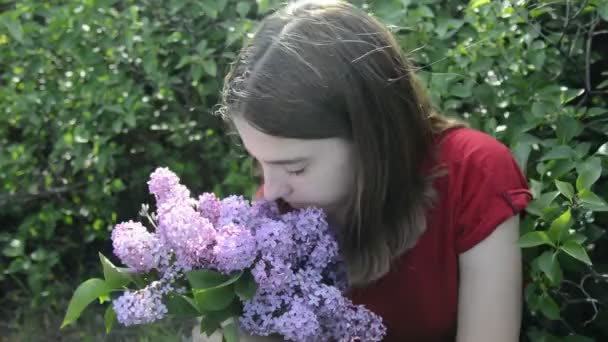 Menina Bonita Cheira Buquê Lilases Sorri Feliz Mostra Flores Para — Vídeo de Stock