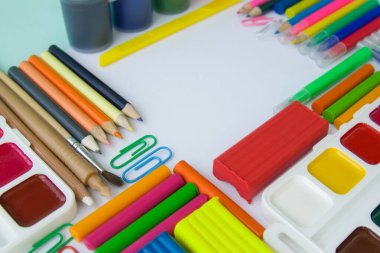 Okul için ofis malzemeleriyle okul konseptine geri dönelim. Eğitim. Kopyalama alanı