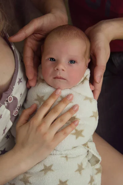 Yeni Doğmuş Şirin Bebek Anne Babasının Ellerinde Annesinin Kucağına Uzanmış — Stok fotoğraf