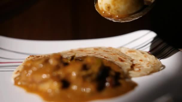 Närbild Dolly Dramatiska Slow Motion Skott Parotta Och Kyckling Curry — Stockvideo