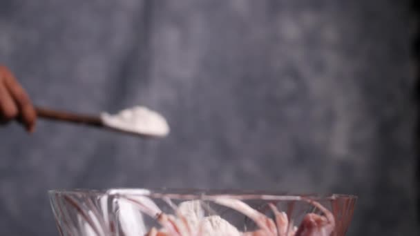 Драматичний Повільний Рух Крупним Планом Багатоцільового Борошна Викинутого Шпателя Скляну — стокове відео