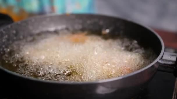 Fecho Câmera Lenta Óleo Cozinha Fervendo Uma Panela Rasa — Vídeo de Stock