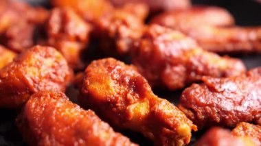 Tabakta baharatlı bufalo kanadı.