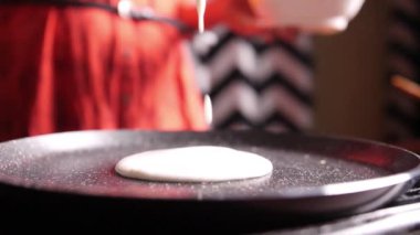 Buharı tüten sıcak Dosa 'nın yavaş çekim görüntüsü yapışmaz bir tavada. Dosa pirinç unundan yapılan gözlemenin Hint versiyonu.