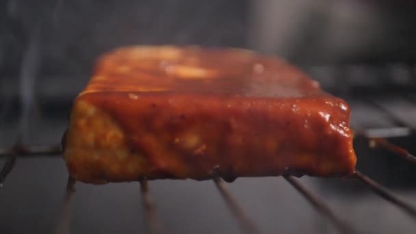 Szekrény Egy Túrós Steak Grillezett Egy Grill Drámai Füst — Stock videók