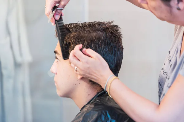 Son Profile While His Mother Cuts Her Hair Her Home — Stock Photo, Image