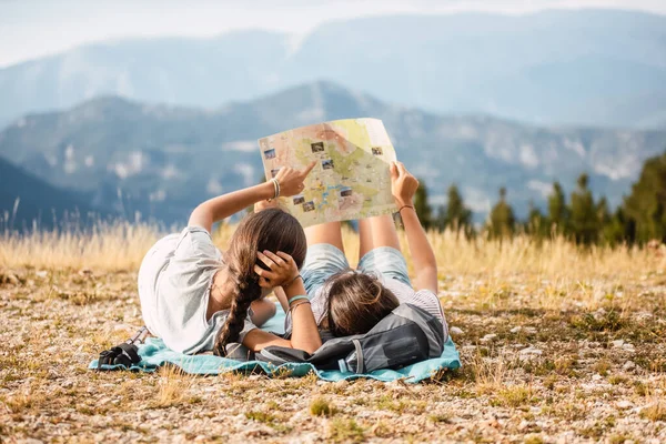 Jóvenes Viajeros Tumbados Hierba Mirando Mapa Hermoso Lugar Con Las — Foto de Stock