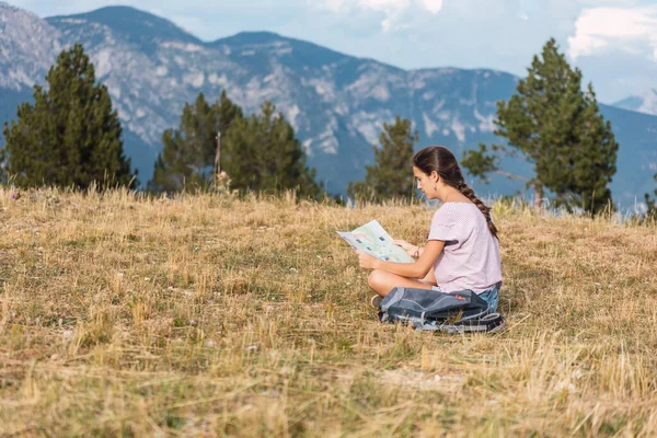 Chica Excursionista Sentada Prado Mirando Ruta Mapa Con Las Montañas — Foto de Stock