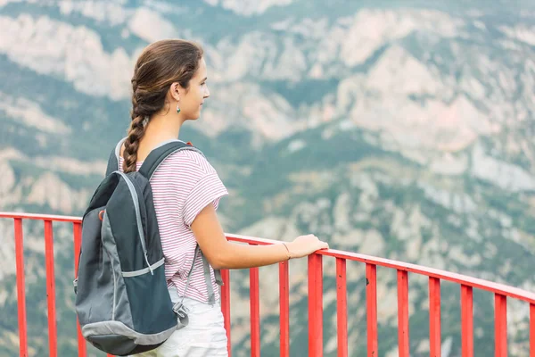 Chica Excursionista Mirando Las Montañas Desde Mirador Lugar Hermoso — Foto de Stock