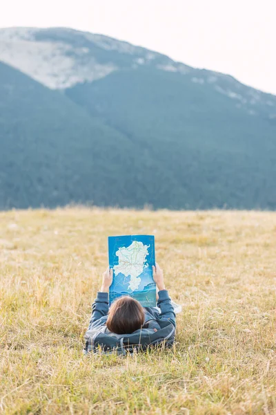 Femme Voyageur Consultation Carte Couchée Sur Herbe Avec Beau Paysage — Photo