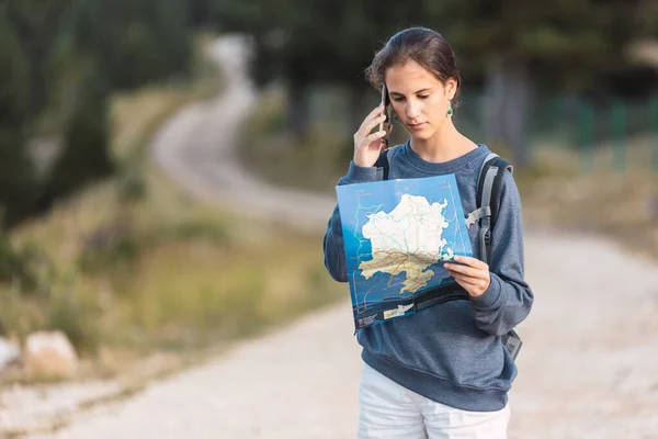 Viajante Perdido Com Mapa Smartphone Uma Estrada Florestal — Fotografia de Stock