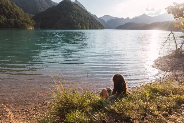 Une Fille Par Derrière Couchée Bord Lac Avec Reflet Soleil — Photo