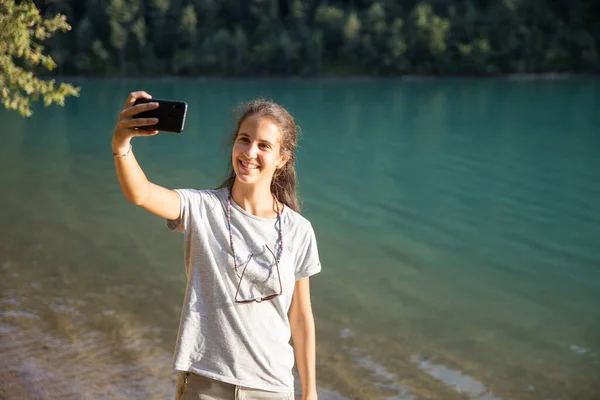 Une Fille Prend Selfie Avec Son Portable Près Lac — Photo