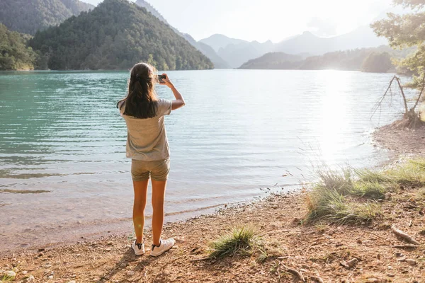 Une Fille Derrière Prenant Une Photo Marais Des Montagnes Avec — Photo