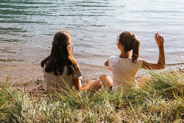 Deux Sœurs Assises Train Jeter Des Pierres Dans Lac Dans — Photo