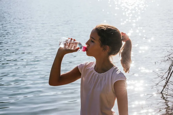 Flicka Dricker Vatten Träsket Med Sol Reflexion — Stockfoto