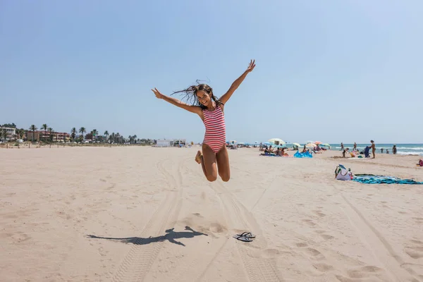 Una Chica Sonriente Traje Baño Rayas Blanco Rosado Saltando Con — Foto de Stock
