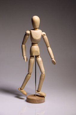 Hareket eden uzuvları olan ahşap manikin. Tahta bebek