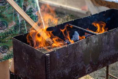 Barbeküde ateş dansı. Doğada şenlik ateşi
