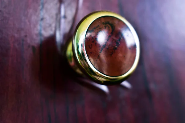 Eski bir dolabın kapı kolu.