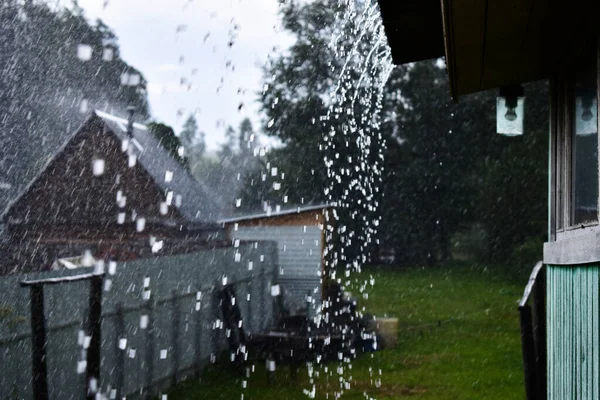 Çatıdan su damlacıklarının fotoğrafı.
