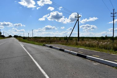 Ağustosta bulutlu bir arazide araba penceresinden manzara