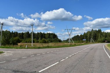Yol boyunca büyük bulutlar, yüksek voltaj hattı.