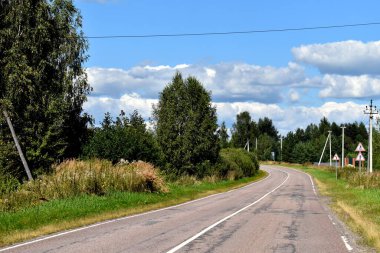 Güneşli bir havada arabanın yol fotoğrafı.