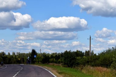 Dolambaçlı bir yolda bulutlar