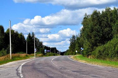 Bulutlu bir havada arabadan yolun fotoğrafı.